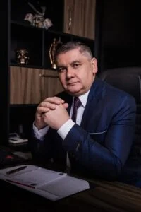 Wanderley Neves, advogado fundador do escritório Wanderley Neves & Advogados em Piraquara, PR. Especializado em Direito Trabalhista, Família, Consumidor, Empresarial, Civil, Criminal, Imobiliário, Ambiental, Digital, Administrativo e Sucessório. Atuação em Curitiba e região metropolitana.